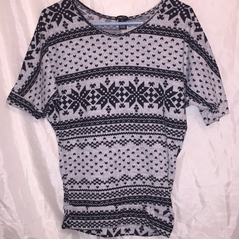 *REDUCED* Rue21 🖤 CUTE! short sleeved sweater Med